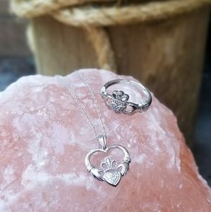 🙌🏻❤🙌🏻Claddaugh ring and necklace SET🎁